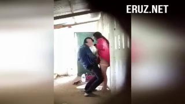 Длинноногая таджичка трахается с парнем возле забора